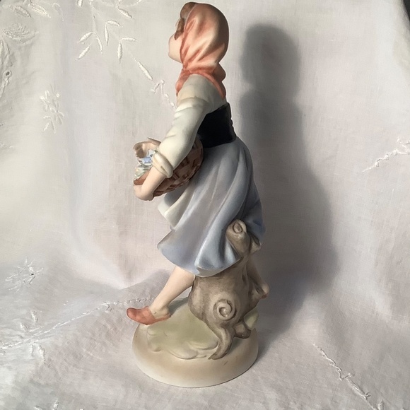 Lamour porcelain girl with flowers figurine - Picture 7 of 7